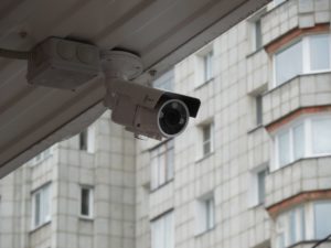 Монтаж уличной HD-камеры над входом в банк