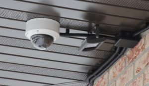 Монтаж купольной IP-камеры над входом в частный дом