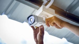 Монтаж уличной IP-камеры над входом в ресторан